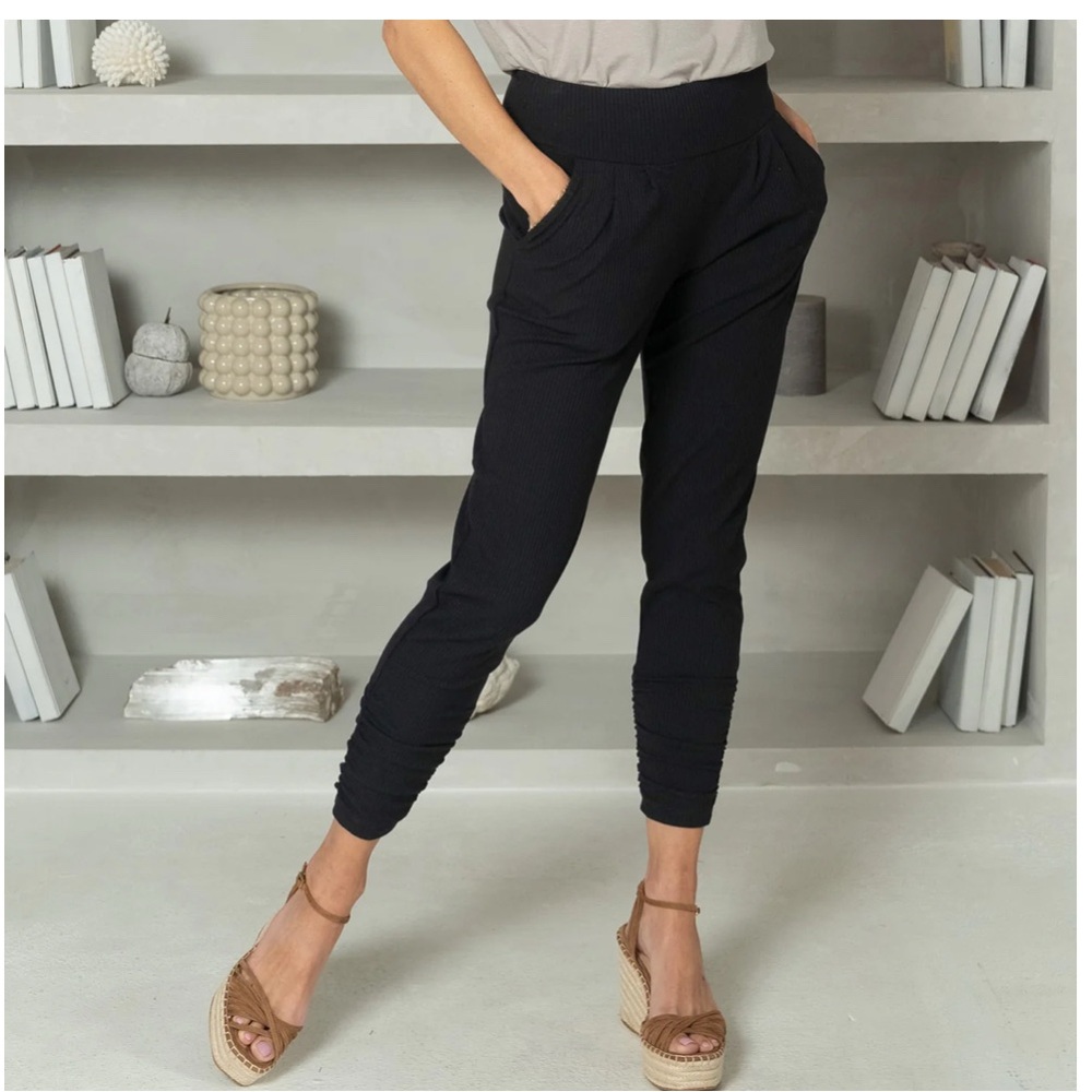 NWT Encircled’s The Dressy Sweatpant in black, Sz L